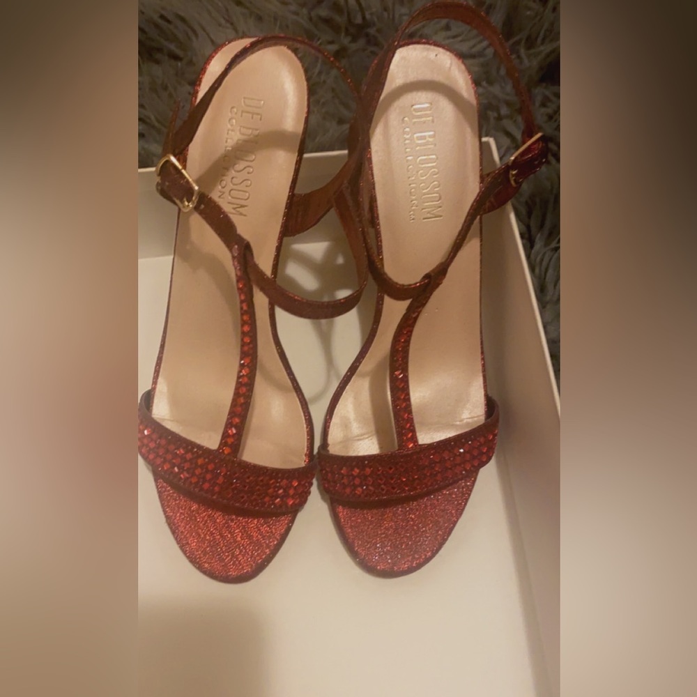 DE BLOSSOM. MINI HEEL. RED SHOE. SIZE 8 1/2.